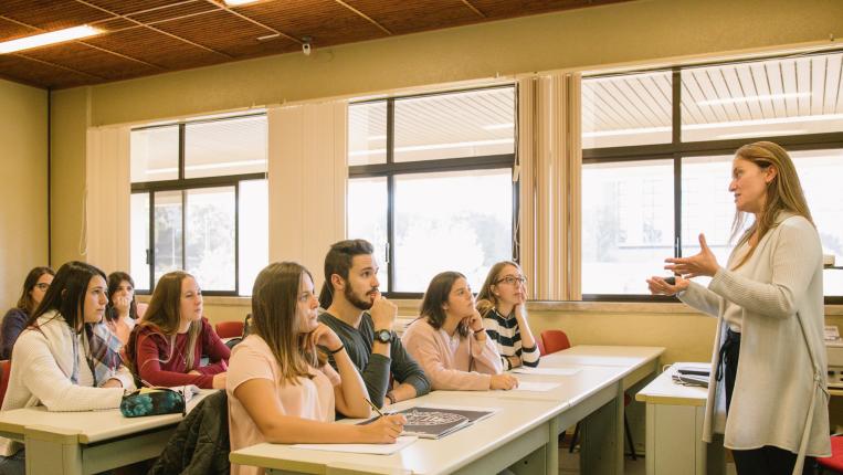 Turma na sala de aula com professora